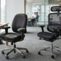 Slidt kontorstol sammenlignet med ny ergonomisk kontorstol på kontor